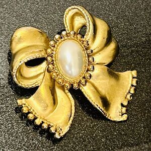 Vintage Erwin Pearl P.E.P. Pearl center Brushed Gold Tone Bow Brooch 1382